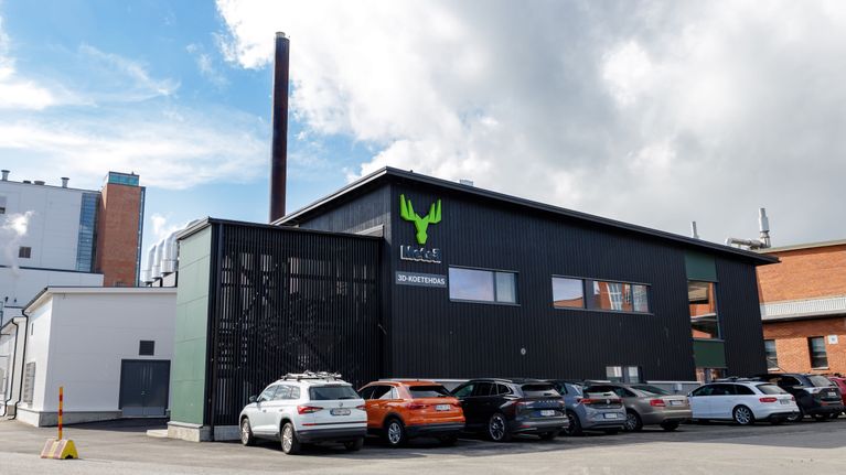 Puukuitutuotteita valmistava koetehdas ulkoa. 