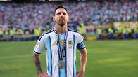 Lionel Messi hopeamitali kaulassaan.