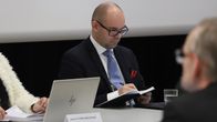 Kaupunginjohtaja Kalle Larsson Orimattilan kaupunginvaltuuston kokouksessa.