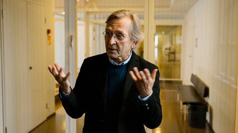Martti Koskenniemi seisoo.