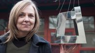 Arkkitehti Anu Leinonen ja CCTV:n pienoismalla