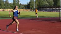 Hannah Anderson juoksee urheilukentällä.