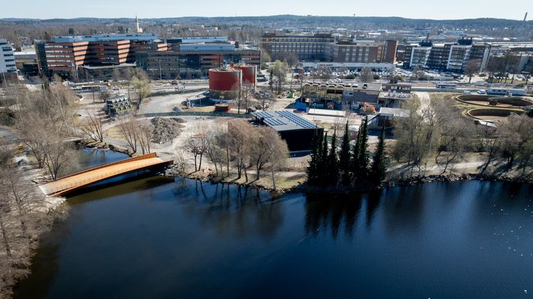 Rakennuksia järven rannalla lahden kupeessa.