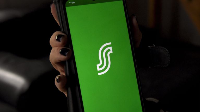 En bild på S-bankens logo på mobilen. 