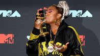Missy Elliott pussaa kultaista Michael Jackson Video Vanguard Award -palkintoaan silmät kiinni MTV-taustalakanan edessä.