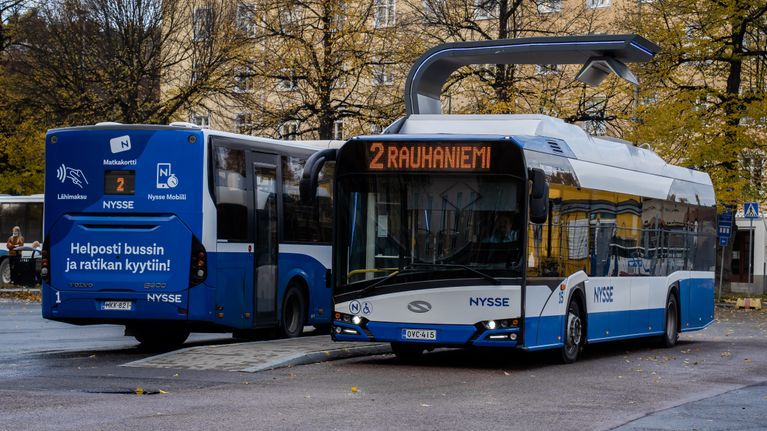 Sähköbussi Pyynikintorilla Tampereella.