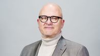 Jouko Jokinen kuvattuna studiossa.