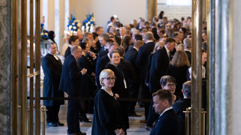 Eduskunnan valtiosali täynnä ihmisiä.
