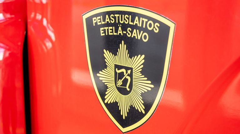 Pelastuslaitos Etelä-Savo -merkki paloauton ovessa.