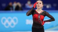 Kamila Valijeva pyyhkii otsaansa.