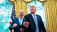 Kansainvälisen jalkapalloliiton puheenjohtajan Gianni Infantinon (vas.) ja USA:n presidentin Donald Trumpin ystävyys on herättänyt kysymyksiä.