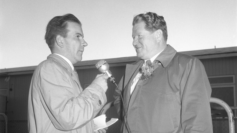Olympiaselostajien lähtö Seutulan lentokentältä 20.10.1956 klo 7.50. Juhani Haapalainen ja Pekka Tiilikainen.
