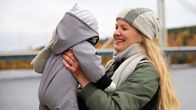 Johanna Tikkanen ja lapsi katsovat toisiaan