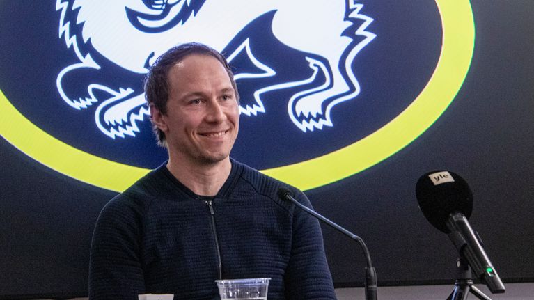 Pitkän jääkiekkouran tehnyt Jussi Jokinen ilmoitti uran päättämisestä kotiseuran tiedotustilaisuudessa.