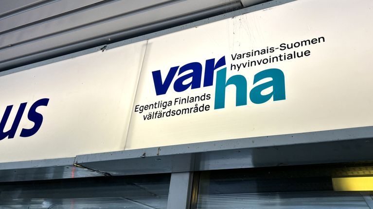 Terveysaseman pääsisäänkäynti Turun Mäntymäessä.