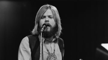Eero Raittinen soittaa ja laulaa 1971.