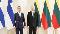 Presidentti Alexander Stubb ja Liettuen presidentti Gitanas Nauseda seisovat lippujen edessä