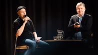 Kuvassa Herttoniemen yhteiskoulun opettaja haastattelee Helsingin Sanomien toimittajaa.
