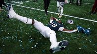 Eaglesin 23-vuotias linjapelaaja Jalyx Hunt juhli ensimmäistä Super Bowl -mestaruuttaan New Orleansissa. 