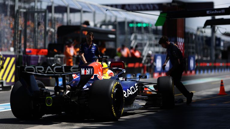 Max Verstappenin Red Bull varikkoalueella.