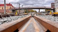 Uutta ratakiskoa asennettu Tampereen henkilöratapihalle. Taustalla Erkkilän silta. 