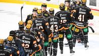 KooKoo-spelarna gratulerar varandra i kö på isen.