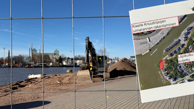 Byggarbete på en strand, framför ser man galler som skärmar av området. 