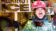 Mielenosoittaja huutaa päässään kypärä, jossa lukee GIRL POWER. Hänen kyltissään lukee AGAINST ICE.