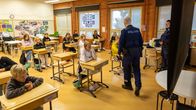 Poliisit pitämässä oppituntia luokassa.