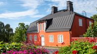 Ett rött stenhus i Gamla stan i Borgå