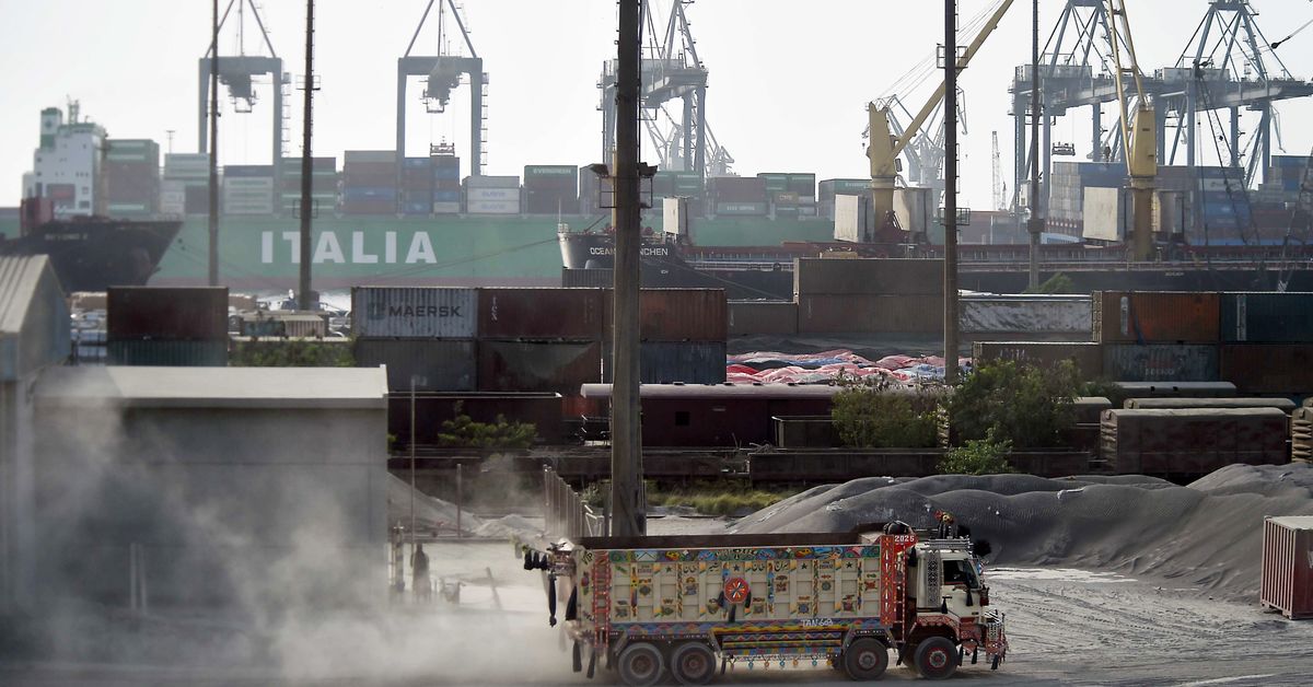 Iranin sodassa on yllättäviä voittajia: Pakistanin ja Guayanan satamat tahkoavat dollareita laivareittien mutkien takia