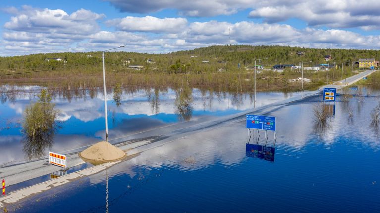 Tulvaveden katkaisema tie Enontekiön Karesuvannossa.