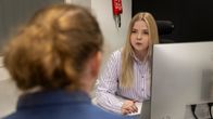 Lapin yliopiston Servicedeskissä työstentelevä Vilma Koukkula keskustelemassa asiakkaan kanssa.