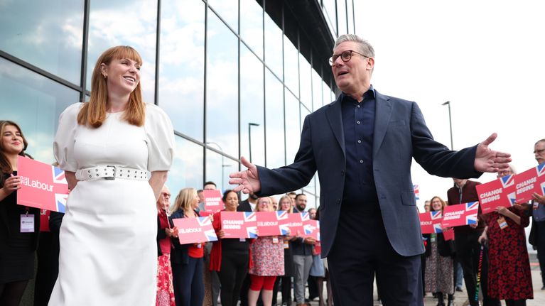 Britannian varapääministeri Angela Rayner ja pääministeri Keir Starmer Liverpoolissa puoluekokouksen pitopaikan ulkopuolella päivää ennen puoluekokousta, 21.9.2024.