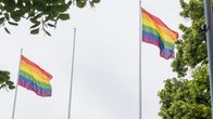 Kolmessa lipputangossa liehuu kaksi sateenkaarilippua. Keskimmäisessä tangossa ei ole lippua.