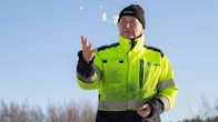 Ratamestari Juha Savolainen tutkii SM-hiihtojen lumitilannetta Vantaan Hakunilassa 1.2.2024.