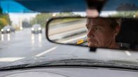 Liikenneopettaja Hans Kokkarinen ajamassa.