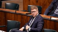 Sdp:n Antti Lindtman istuntosalissa.
