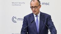 Friedrich Merz puhujakorokkeella.