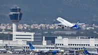 Ett flygplan startar från Atens flygplats.