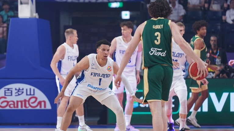 Miro Little puolustaa Josh Giddeya koripallokentällä.