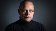 Ylen kolumnisti Roopen Lipasti henkilökuvassa.