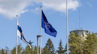 Suomen ja Naton liput liehuvat rinnakkain lipputangoissa.