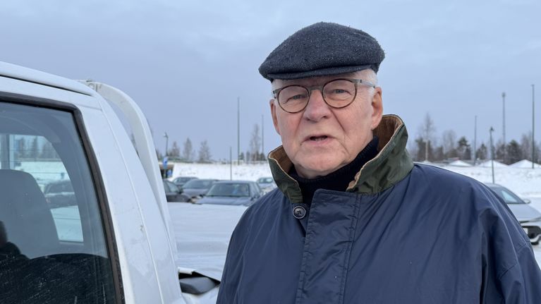 Reijo Karhinen katsoo lähikuvassa suoraan kameraan.