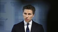 Puolustusministeri Antti Häkkänen (kok.) esittelemässä valtioneuvoston puolustusselontekoa tiedotustilaisuudessa Helsingissä.