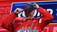 Oliver suvanto NHL:n varaustilaisuudessa.