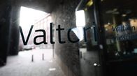 Valtion tieto- ja viestintätekniikkakeskus Valtorin logo keskuksen ulkopuolella.
