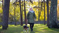 Inka ikonen kavelee koiransa kanssa