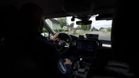Poliisi ajaa partioautoa.