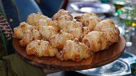 Tuoreiden, seesaminsiemenillä koristeltujen croissantien tarjoilu.